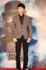 组图：方大同卖吉他拍MV 萧敬腾搞怪站台当名模