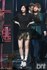 组图：韩团2NE1《M countdown》打榜拿第一