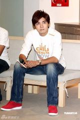 幻灯：郑元畅贺军翔关怀儿童 共献爱心帅气PK