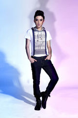 王矜霖烟熏写真酷感十足 邻家男孩时尚转身(图)