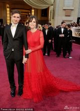 组图：最佳女配角候选人莎莉-菲尔德红纱裙大气