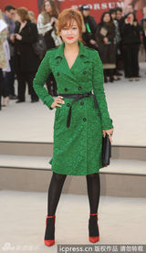 组图：金喜善伦敦参加时装周 红配绿个性时尚