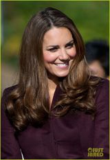 组图：凯特王妃独自出巡 优雅微笑接见民众