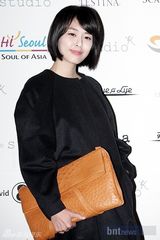 组图：李孝利孔孝真等众韩星盛装助阵大型时装秀