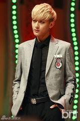 组图：EXO与Apink助阵颁奖礼 f(x)水晶捧奖