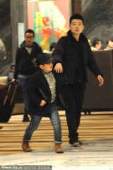 组图：石头获众人护驾 无老爸郭涛陪伴卖萌耍宝