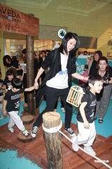 组图：袁咏仪方力申身体力行挑水做慈善