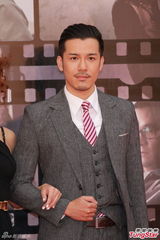 组图：方皓文金像奖红毯黑裙保守 不露事业线