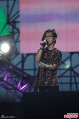 组图：周笔畅信乐团出席音乐派对 2NE1压轴献唱