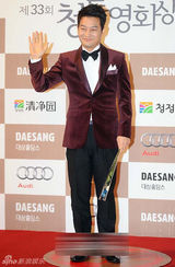 组图：赵成河正装亮相笑容温暖 大叔魅力不减