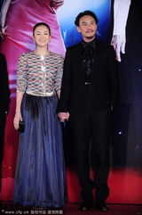 组图：张晋随爱妻现身 蔡少芬大方秀美腿