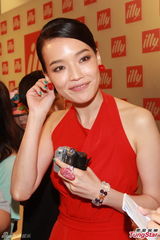 组图：舒淇妩媚红裙性感露背 坦诚接受异地恋