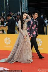 组图：《白发魔女》剧组亮相 黄晓明花西服帅气