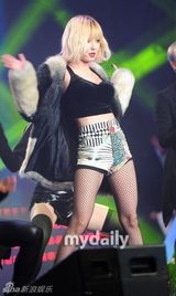 组图：TroubleMaker贴身热舞助兴韩足联颁奖礼