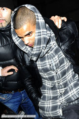 组图：麦当娜与小男友泡吧一脸甜笑 保镖开道气场足