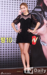 组图：f(x)宋茜跨界主持时尚节目 发布会露香肩