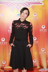 组图：田蕊妮开嗓献声慈善紧张 美艳似郑秀文