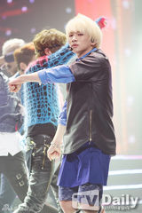 组图：神话新曲夺冠吻奖杯 SHINee钟铉银发回归