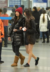 组图：小彩旗机场大方素颜示人 裸腿穿超短裙