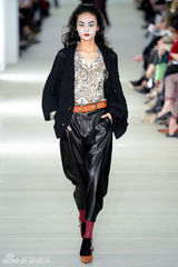 组图：19岁名模刘旭连登伦敦纽约国际时装周