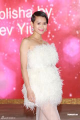 组图：胡杏儿羽毛装亮相港姐竞选红毯