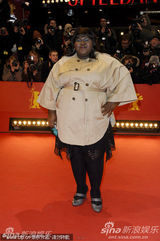 高清：《仰天长啸》首映 导演维多利亚被面具男抱起