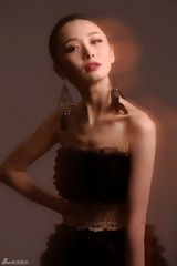 组图：李曼梦幻写真女人味足 优雅俏皮尽显妩媚