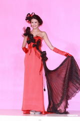 组图：吴千语首走婚纱秀坦言享受浪漫气氛