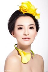组图：莫小棋美妆片温柔娇媚 鲜花美人尽显小清新