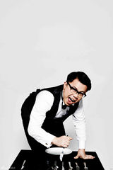 组图：陈奂仁手拿刀叉解析音乐鬼马搞怪