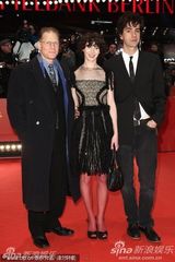 高清：《未来》首映礼 女导演米兰达挽两男走红毯