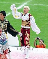 组图：刘在锡朴明秀等担任足球比赛啦啦队