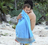 超模可儿携夫抱子海边拥吻 布鲁姆现吻痕(图)