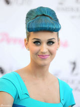 组图：凯蒂佩里蓝发爆乳似芭比 斗鸡眼表情鬼马