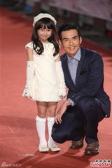 组图：杨一展亮相红毯 帅大叔牵手娇俏萝莉