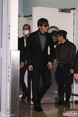 组图：日本组合w-inds.抵港 橘庆太亲和打招呼