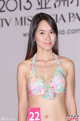 组图：亚姐泳装火辣秀胸 怪咖多女版王祖蓝现身