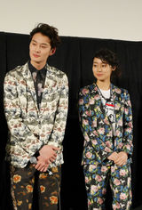 组图：冈田将生扮高中生尴尬 搭档忽那汐里默契