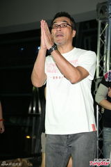 组图：李宗盛桃红衬衫开唱 称林忆莲唱得更好