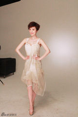 组图：金巧巧为杂志拍大片 产后身材恢复如初