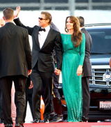 高清图：朱莉闪片绿裙华丽 皮特墨镜遮面耍个性