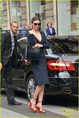 组图：米兰达可儿巴黎时装周街头现身频换装