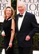 组图：老戏骨克里斯托弗-普卢默携妻亮相红毯