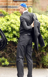 幻灯图集：贝克汉姆爷爷去世 辣妹葬礼上神似周星驰