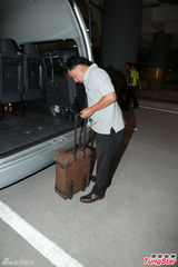 组图：杨幂父母深夜抵巴厘岛 严肃避谈女儿怀孕