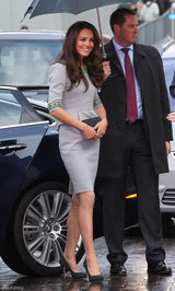 组图：威廉夫妇亮相首映礼 王子为凯特撑伞秀甜蜜