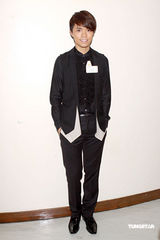 幻灯图：霍启刚张敬轩方力申做亚运会志愿者