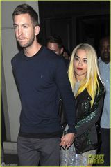 瑞塔-奥拉与型男DJ牵手 小鸟依人幸福浅笑(图)