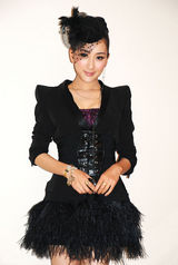 组图：马苏玩转羽毛 嬉皮风宛若希腊女神