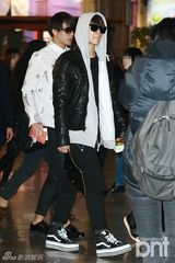 组图：韩团BEAST现身机场显潮男时尚